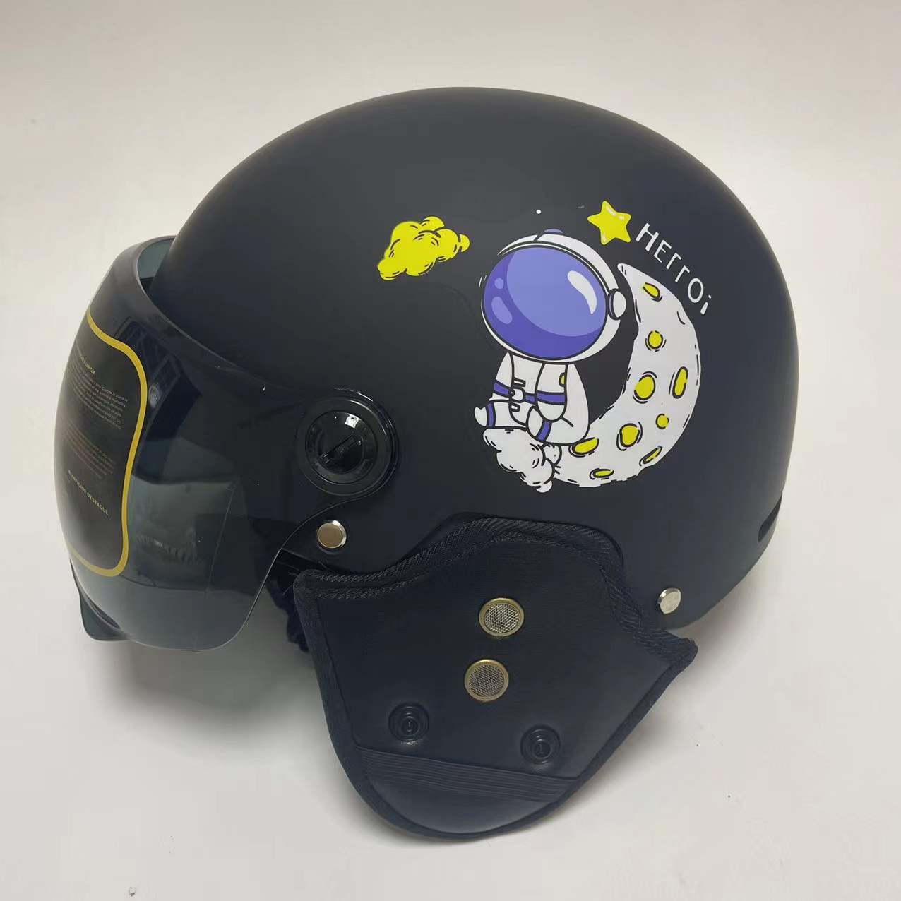 Mahal children's motorcycle helmets are universal in winter to keep