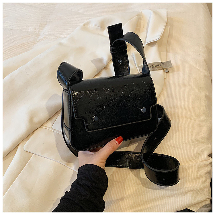 A Versatile Retro Minimalist Crossbody Bag main image 0